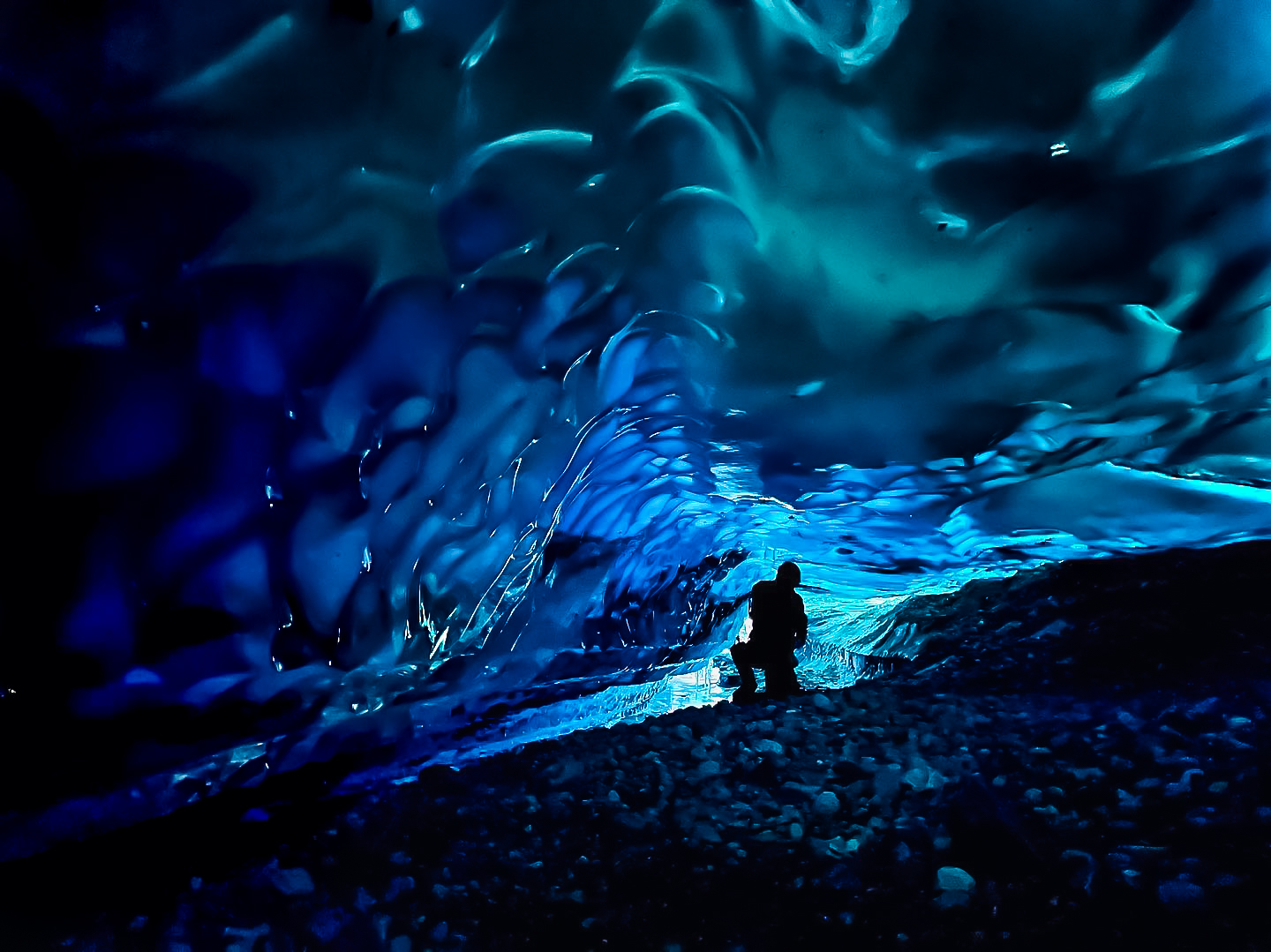 Pic_MG Aurora Ice Cave kneeling silloutte Ice cave